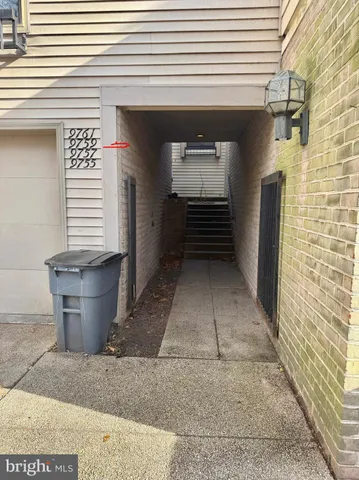 a view of entryway and kitchen