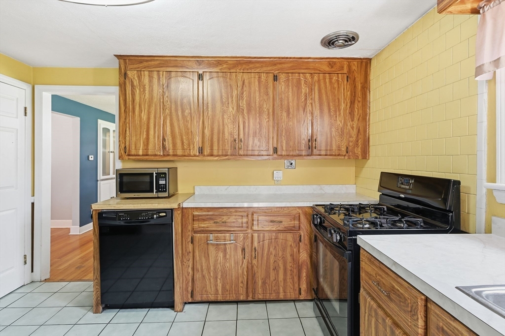 52 Elbert Road Agawam, MA 01001 - Photo 13 of 29