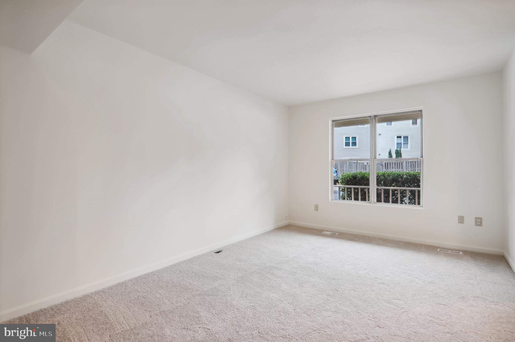 103 Kinsman View Circle Silver Spring, MD 20901 - Photo 5 of 24 Living Room