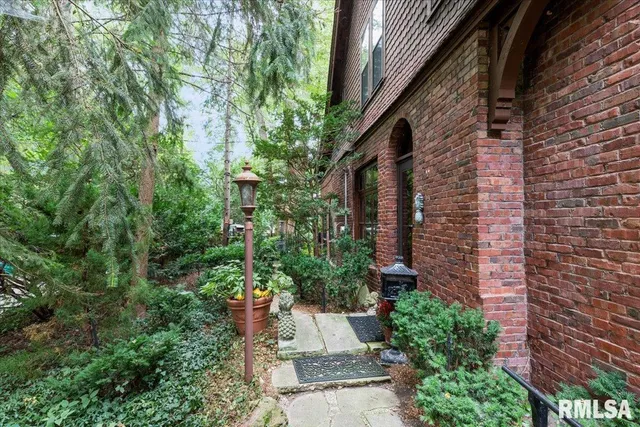 $279,900 | 738 North Broad Street, Galesburg, IL 61401