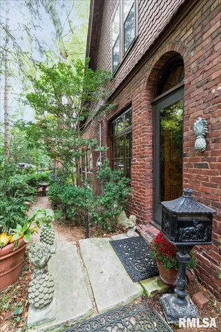 $279,900 | 738 North Broad Street, Galesburg, IL 61401