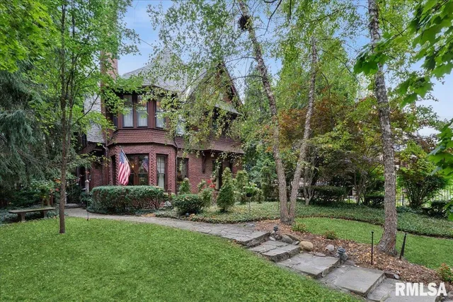 $279,900 | 738 North Broad Street, Galesburg, IL 61401