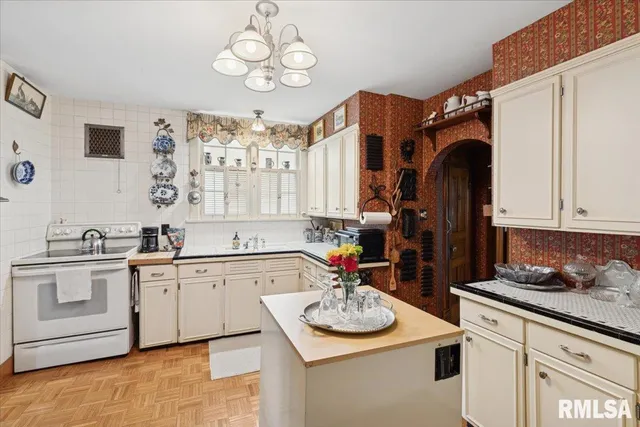 $279,900 | 738 North Broad Street, Galesburg, IL 61401