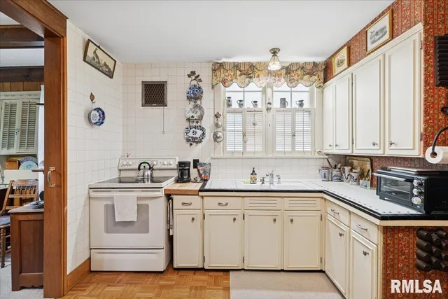 $279,900 | 738 North Broad Street, Galesburg, IL 61401