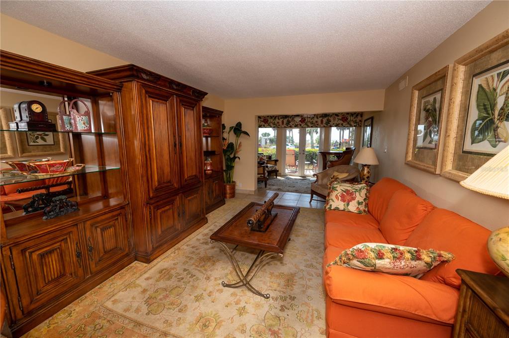 711 Beach Road, Unit 102 Sarasota, FL 34242 - Photo 5 of 21 Living Room