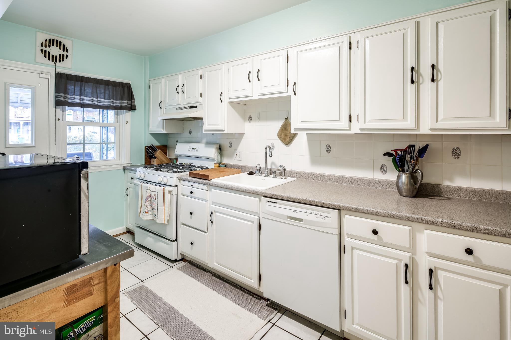 412 Greenlow Road Baltimore, MD 21228 - Photo 9 of 26 Kitchen w /white cabinets & appliances