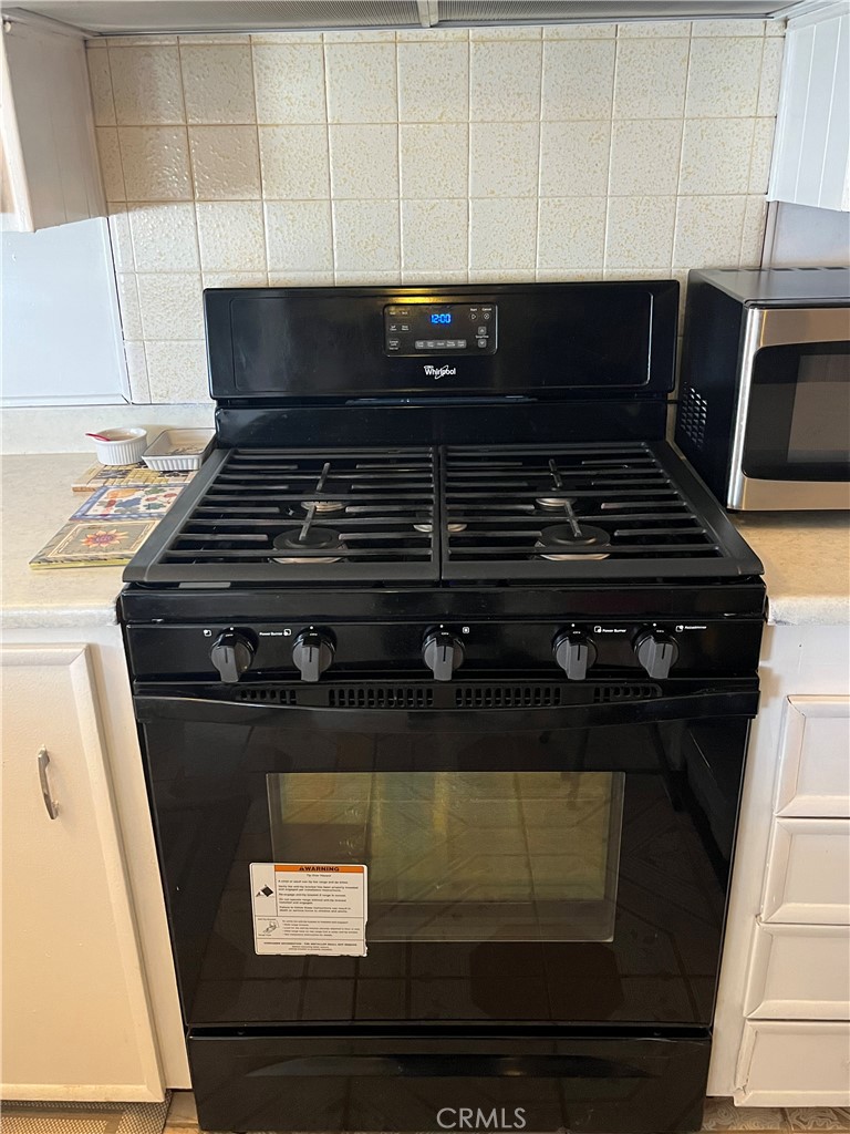 3500 Buchanan Street, Unit 24 Riverside, CA 92503 - Photo 5 of 28 a close view of stove