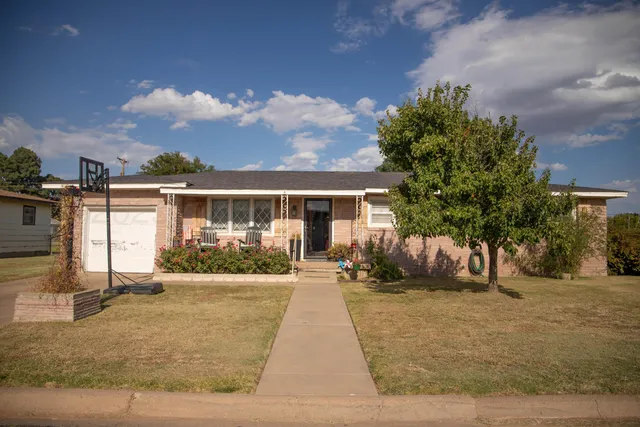 $215,000 | 800 Maple Avenue, Panhandle, TX 79068