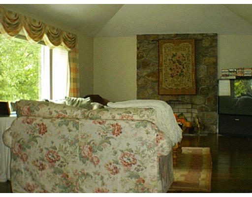 115 Cynthia Road Newton, MA 02459 - Photo 4 of 8
