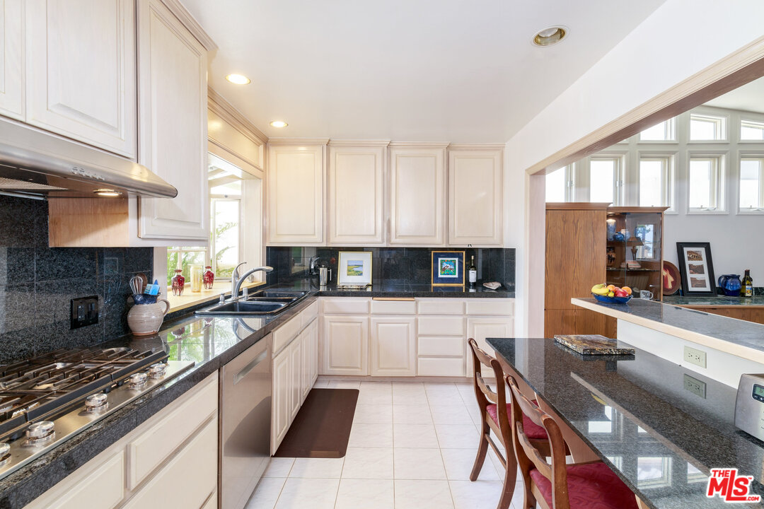 7203 Rindge Avenue Playa del Rey, CA 90293 - Photo 16 of 47