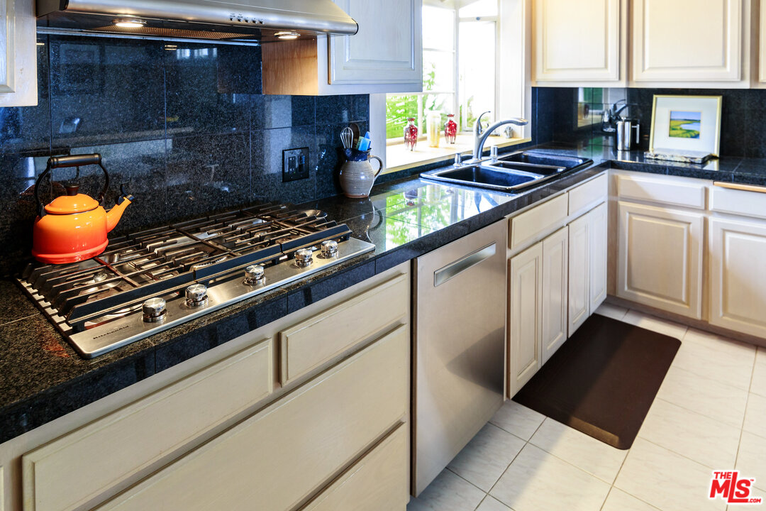 7203 Rindge Avenue Playa del Rey, CA 90293 - Photo 17 of 47