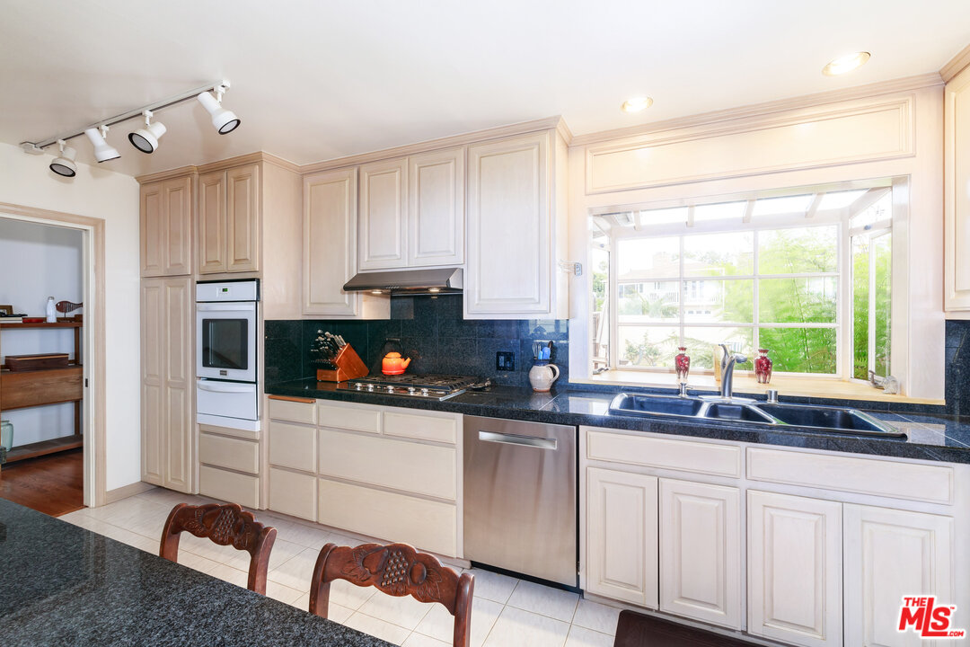 7203 Rindge Avenue Playa del Rey, CA 90293 - Photo 18 of 47