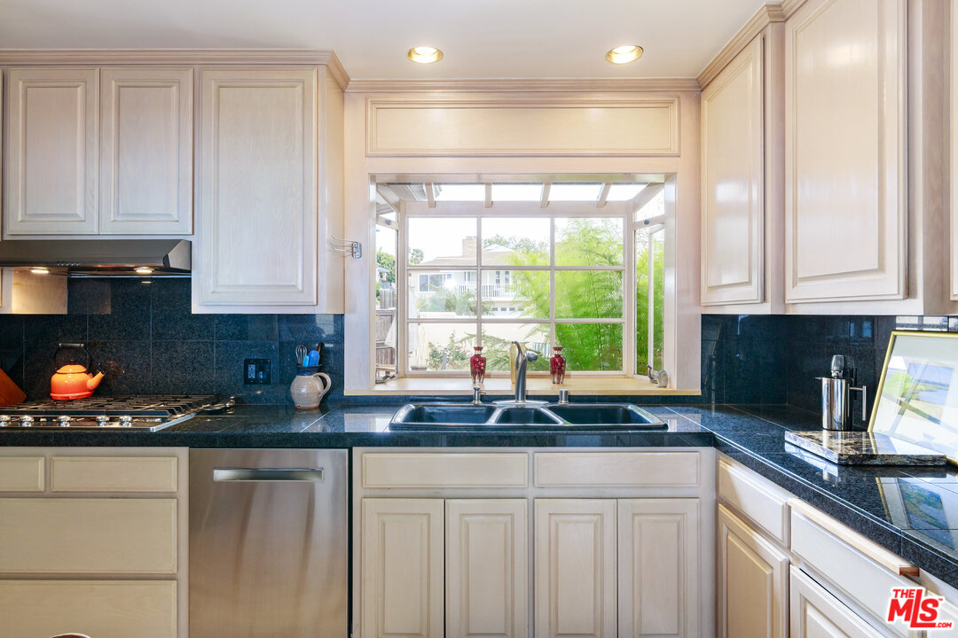 7203 Rindge Avenue Playa del Rey, CA 90293 - Photo 19 of 47