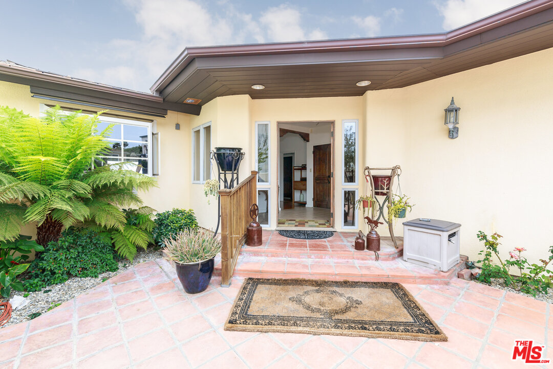 7203 Rindge Avenue Playa del Rey, CA 90293 - Photo 9 of 47