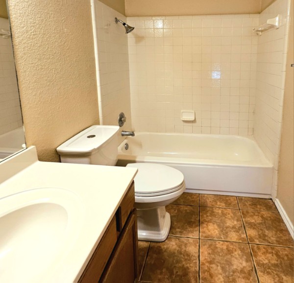 132 Stephen Lane Georgetown, TX 78626 - Photo 10 of 13 2nd floor full bath