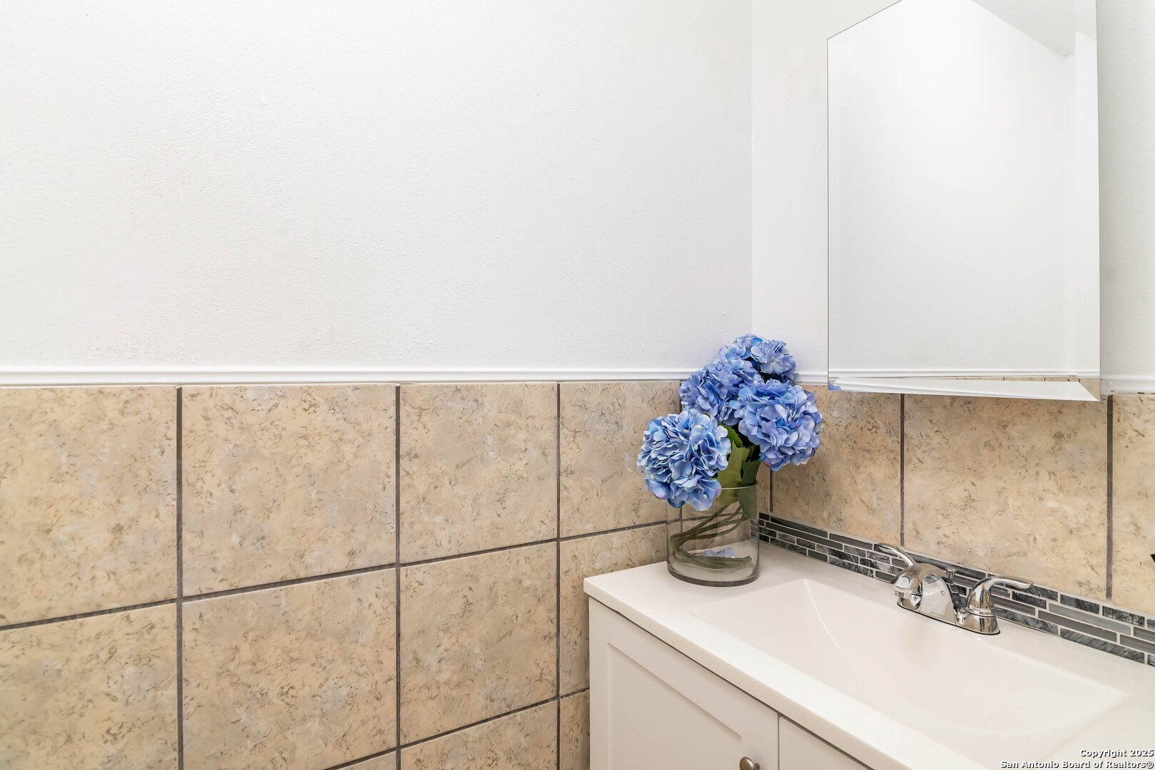911 Vance Jackson Road, Unit A San Antonio, TX 78201 - Photo 13 of 20 a bathroom with a sink and a mirror