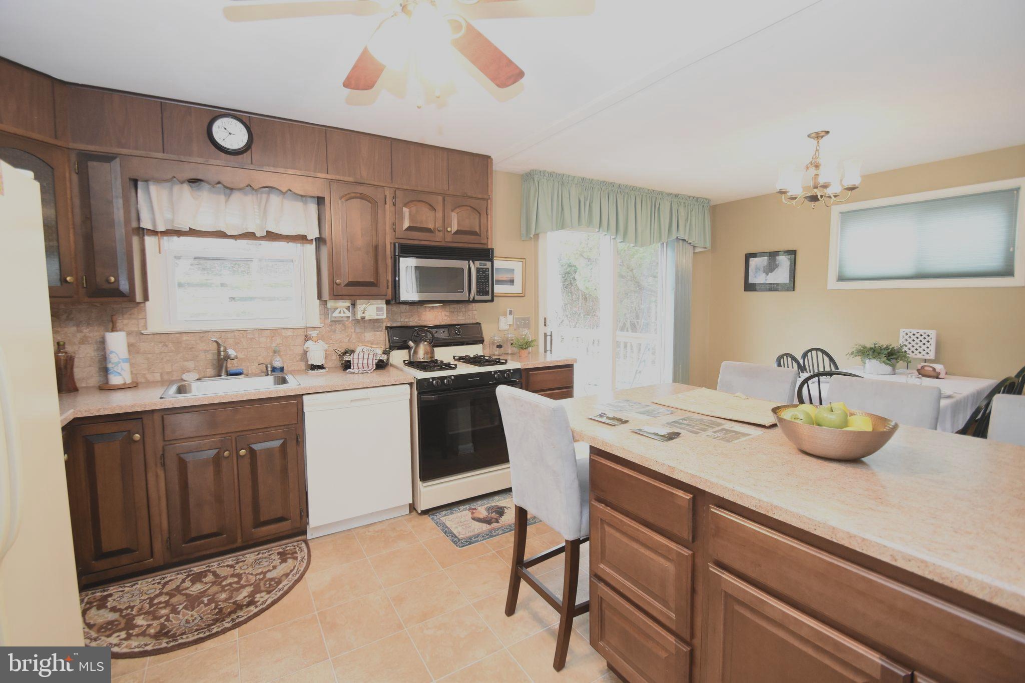 605 Arlewood Road Baltimore, MD 21228 - Photo 9 of 24 Breakfast bar area w/newer cabinets