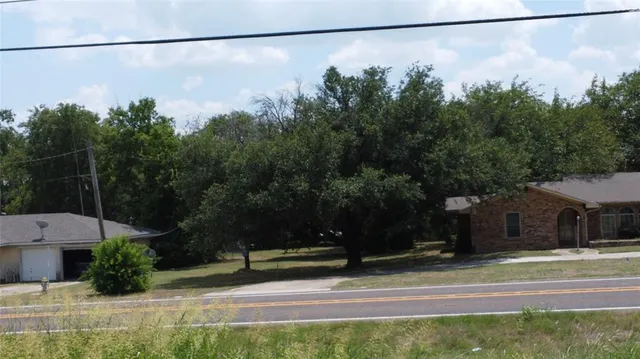 a view of a yard in front of a house