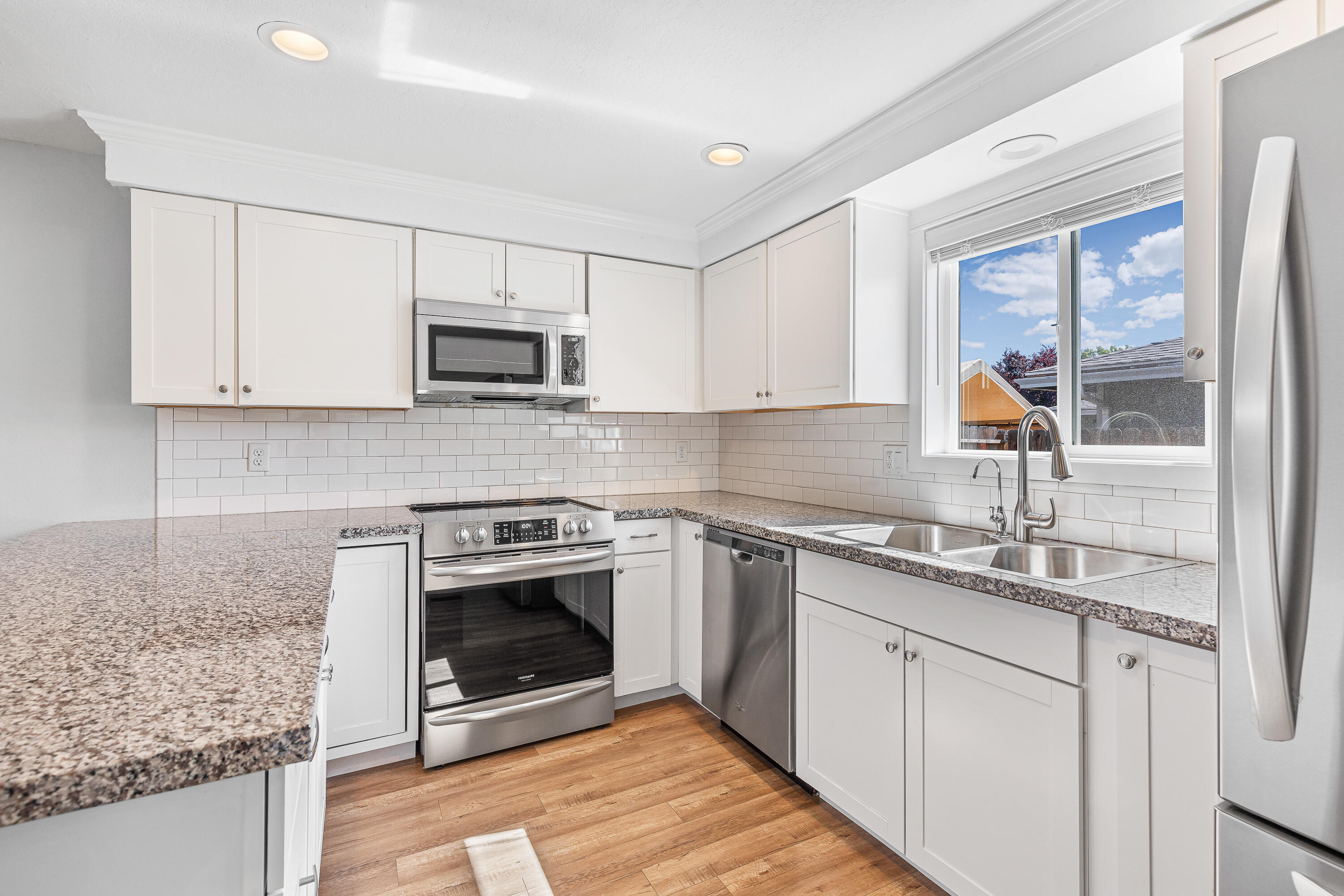 660 Hopkins Road Central Point, OR 97502 - Photo 6 of 25 Great Kitchen Photo