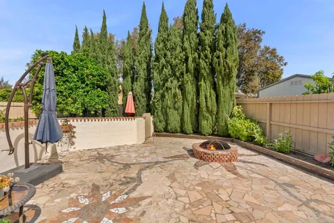 a view of a back yard