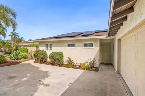 a view of backyard of the house