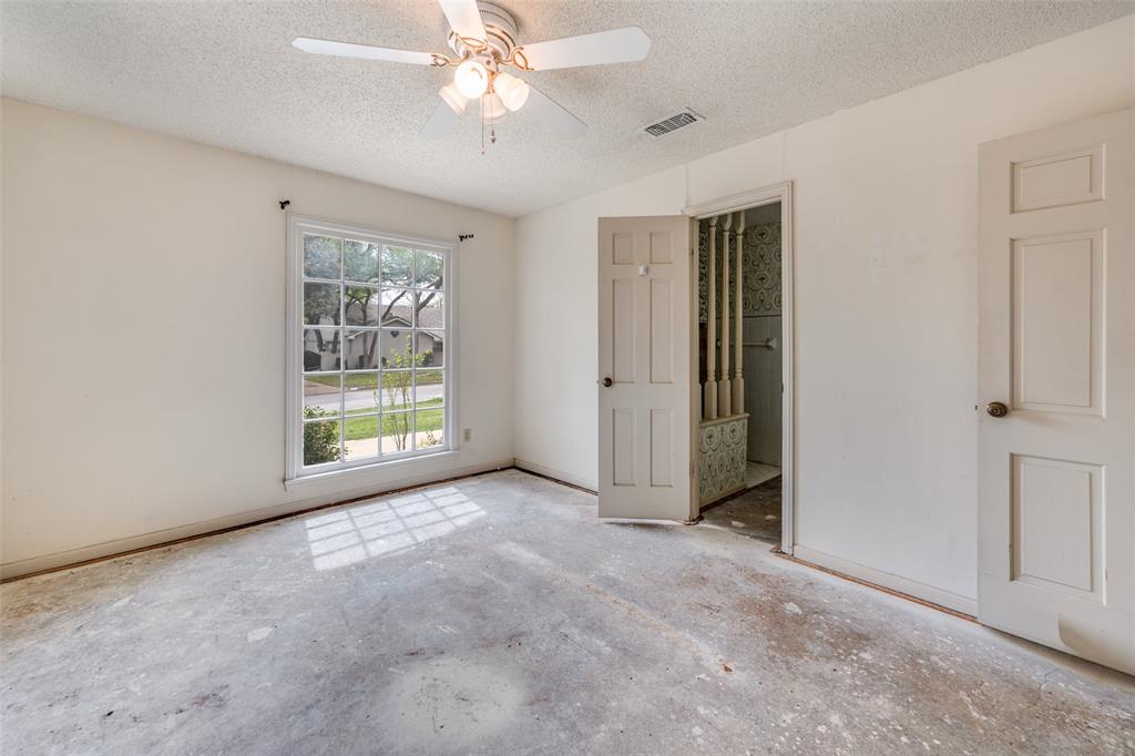 5001 Boulder Lake Road Fort Worth, TX 76103 - Photo 21 of 22 an empty room with windows and closet