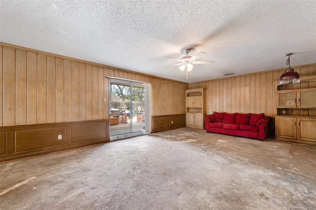5001 Boulder Lake Road Fort Worth, TX 76103 - Photo 4 of 22 an empty room with windows and cabinet