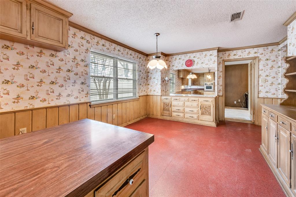 5001 Boulder Lake Road Fort Worth, TX 76103 - Photo 8 of 22 a view of kitchen and window