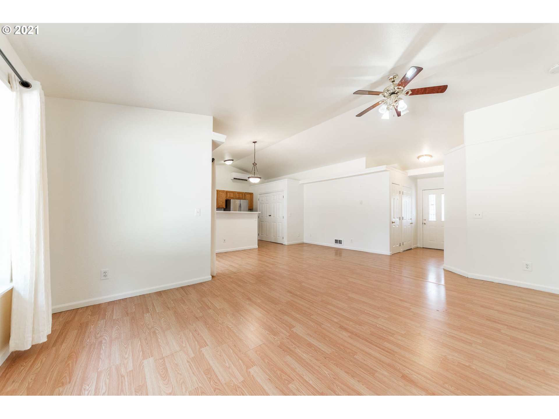 4488 Glacier Street Springfield, OR 97478 - Photo 3 of 18