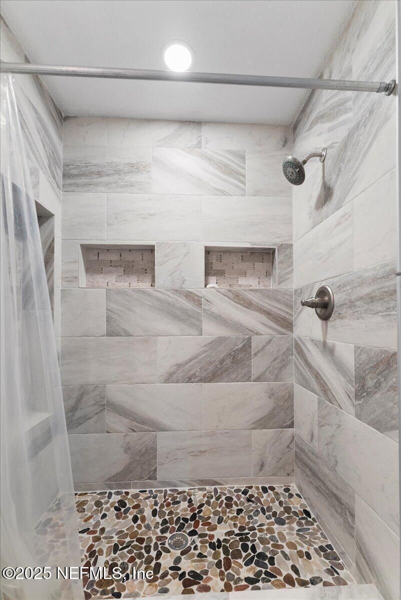 210 Dartmouth Road St. Augustine, FL 32086 - Photo 17 of 27 a bathroom with a shower