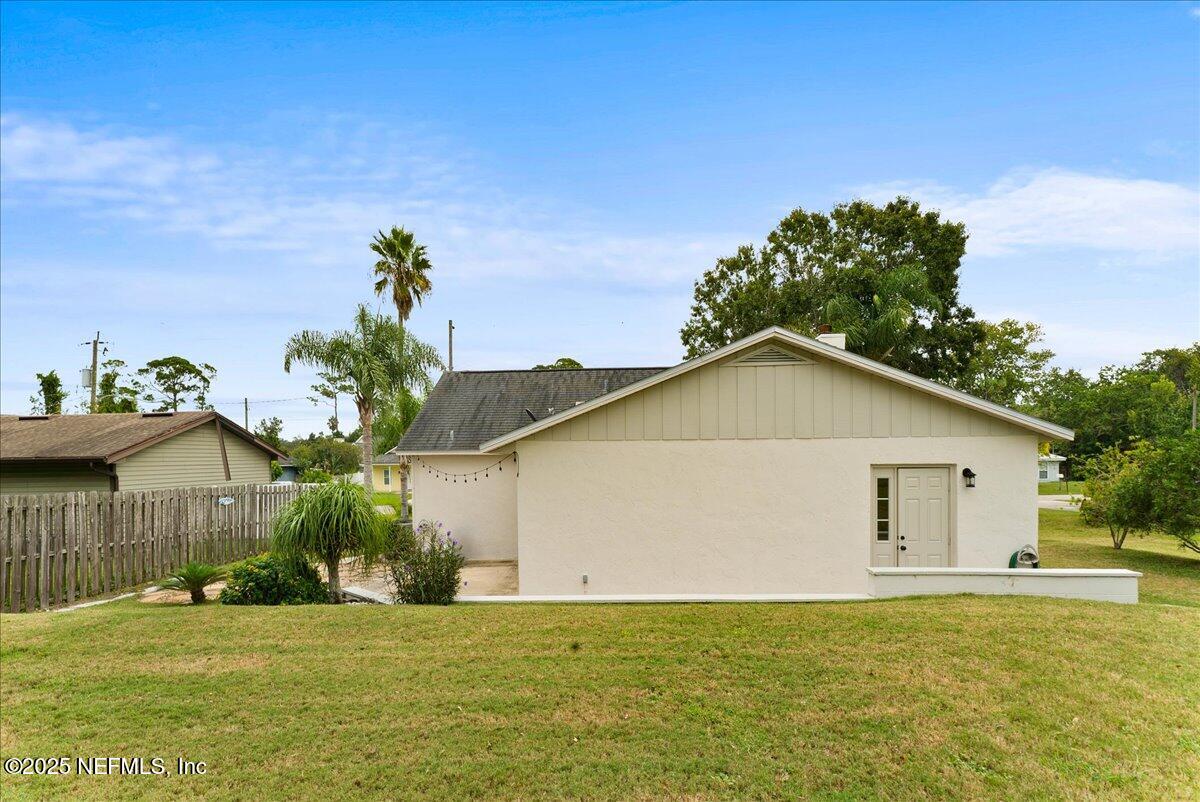 210 Dartmouth Road St. Augustine, FL 32086 - Photo 5 of 27 a white house with a small yard and a large window