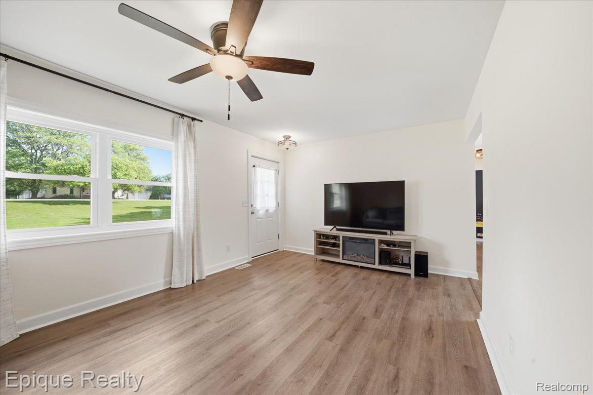 12272 East Mt Morris Road Davison, MI 48423 - Photo 6 of 39 Spacious room featuring wood-finish flooring, white trim, and light-toned walls
