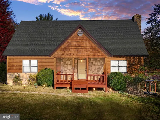 a view of front of a house with a yard
