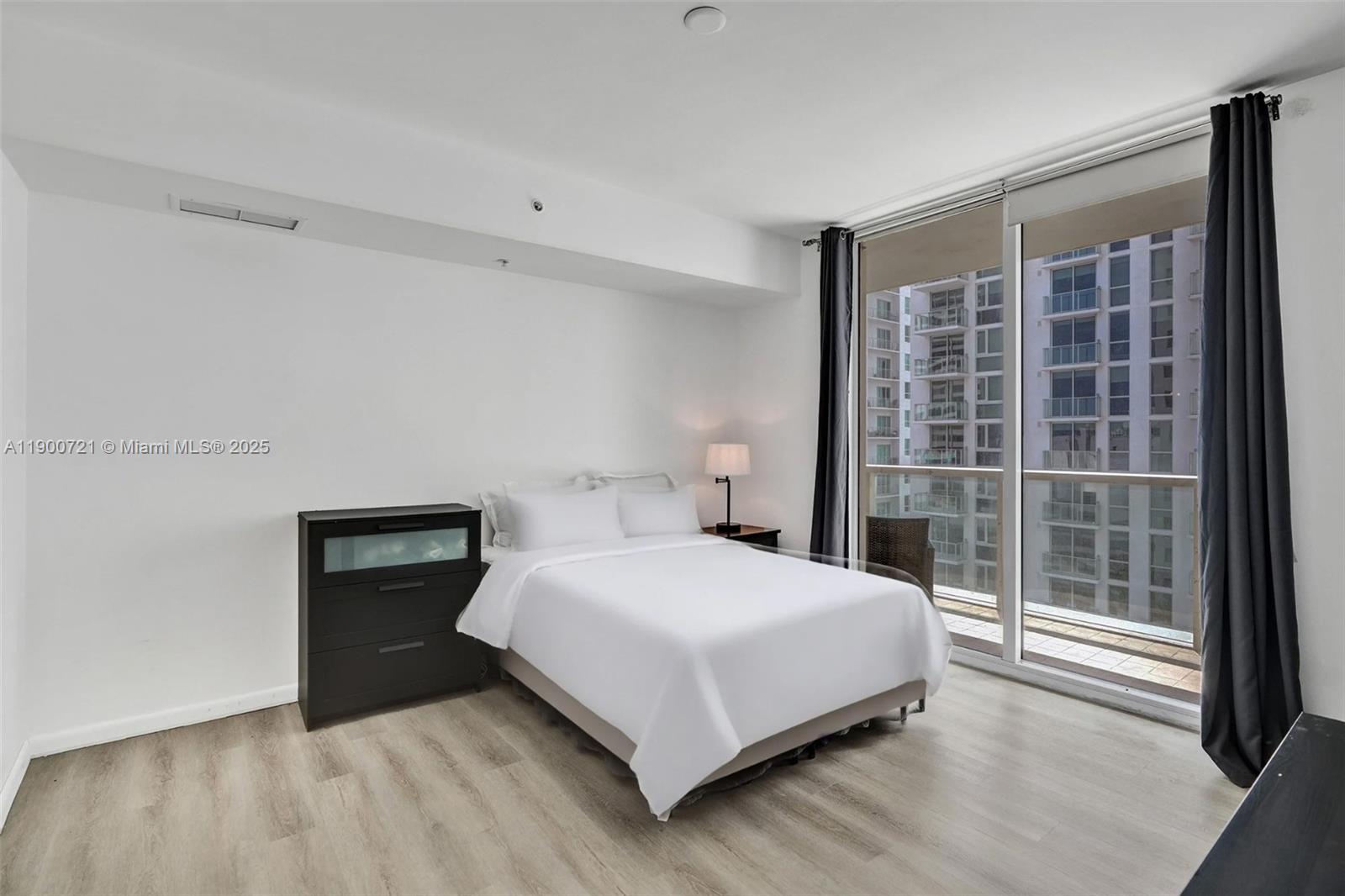 253 Northeast 2nd Street, Unit 1706 Miami, FL 33132 - Photo 8 of 32 a bedroom with a bed and a window