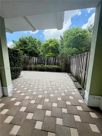 a view of entryway with a garden