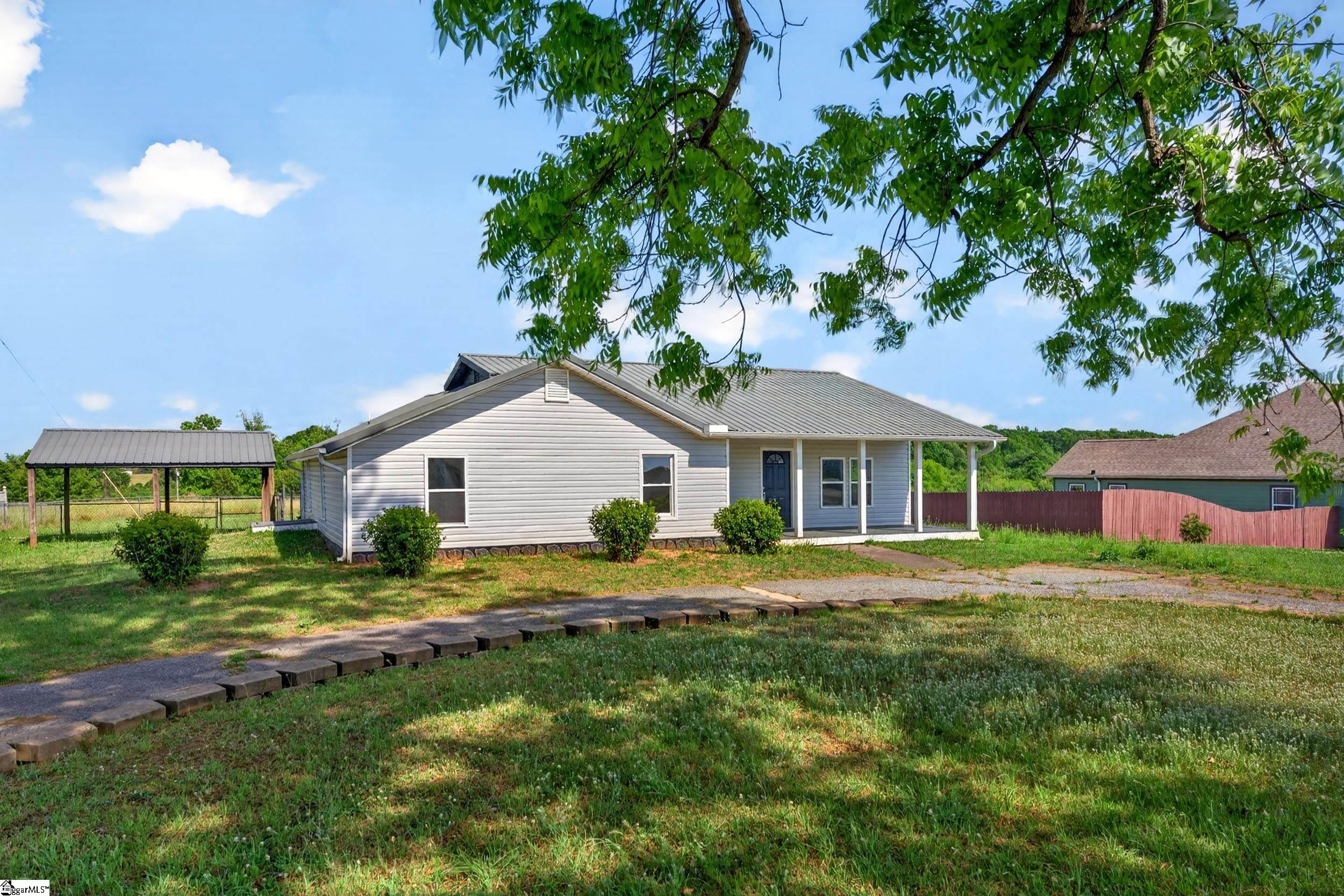 583 Berry Road Boiling Springs, SC 29316 - Photo 2 of 37