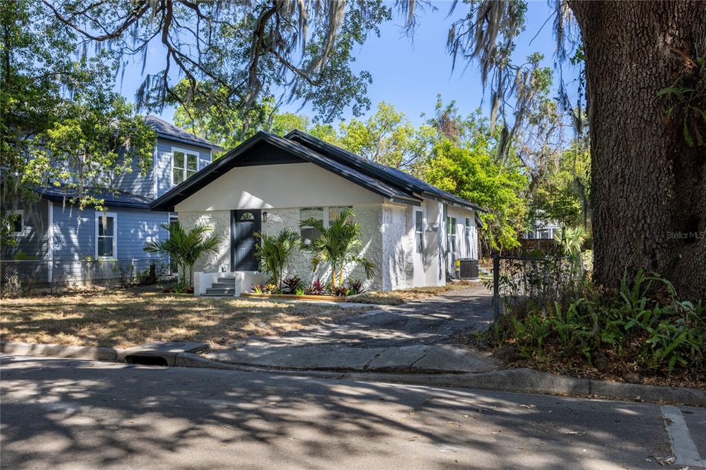 418 Northwest 3rd Avenue Gainesville, FL 32601 - Photo 2 of 31 a front view of a house with garden