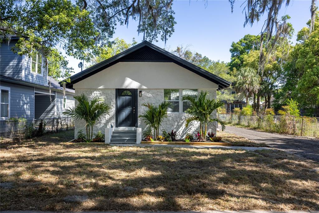 418 Northwest 3rd Avenue Gainesville, FL 32601 - Photo 4 of 31 a view of a house with a street