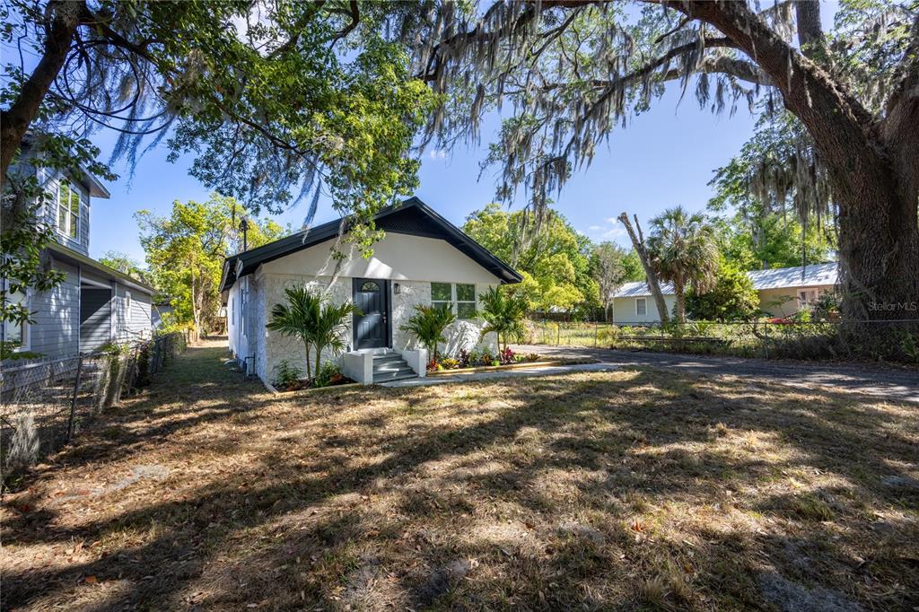 418 Northwest 3rd Avenue Gainesville, FL 32601 - Photo 6 of 31 a view of a house with a tree
