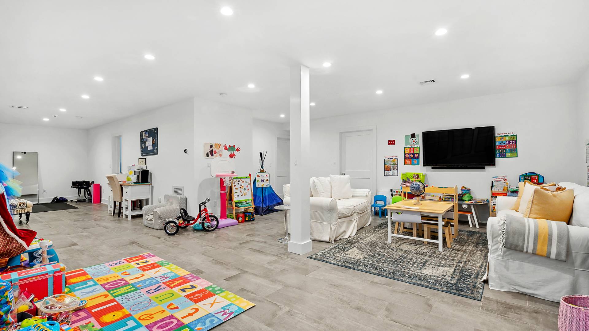 6 Inkberry Street East Hampton, NY 11937 - Photo 16 of 18 a living room with furniture and a flat screen tv