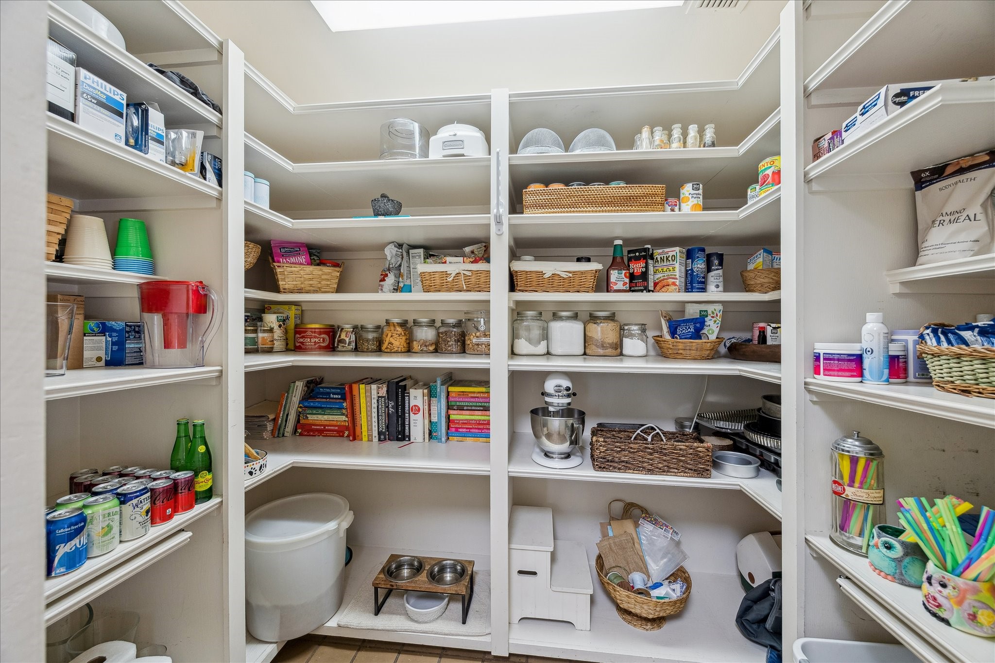 230 Gessner Road Houston, TX 77024 - Photo 11 of 31 a room with toys and a book shelf