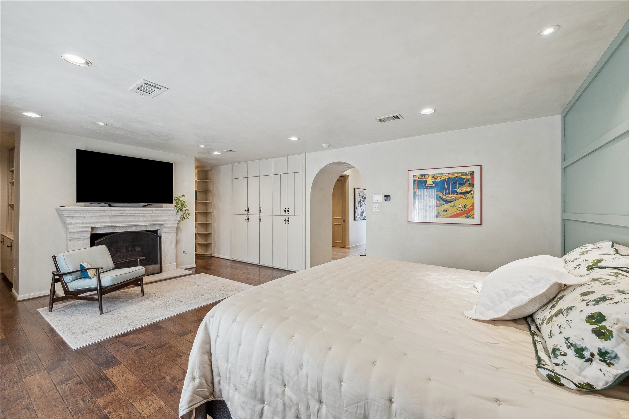 230 Gessner Road Houston, TX 77024 - Photo 20 of 31 a spacious bedroom with a bed and a flat screen tv