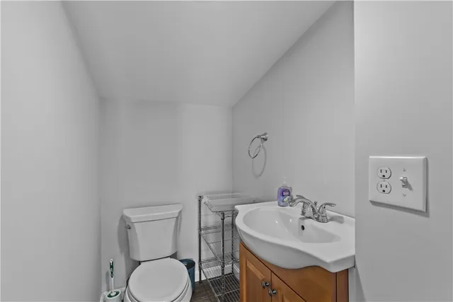 $1,800 | 30 Warren Avenue, Unit A, Middletown, RI 02842