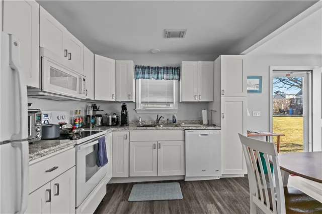 $1,800 | 30 Warren Avenue, Unit A, Middletown, RI 02842