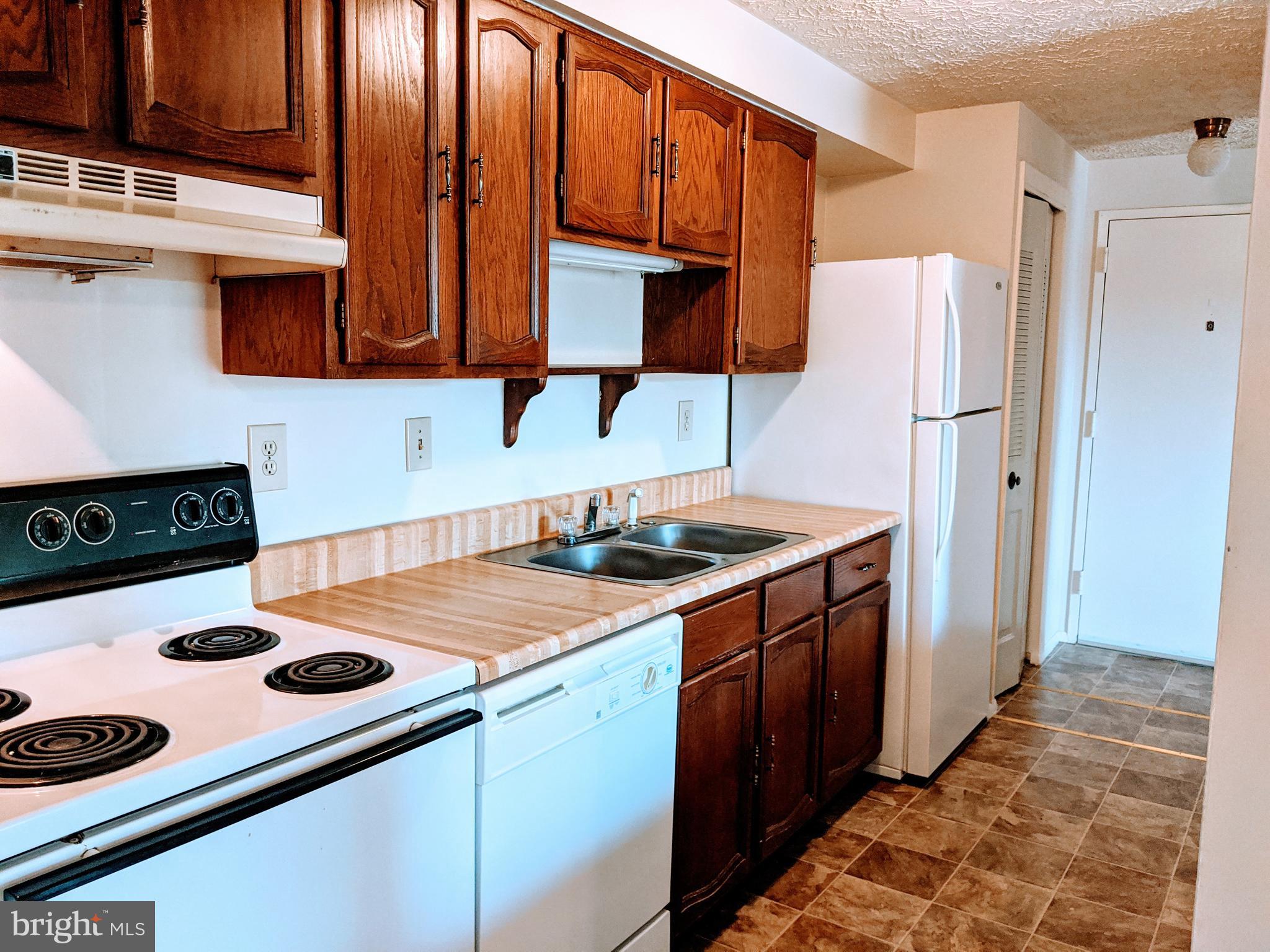 995 Heather Ridge Drive, Unit 4J Frederick, MD 21702 - Photo 5 of 21 Galley kitchen