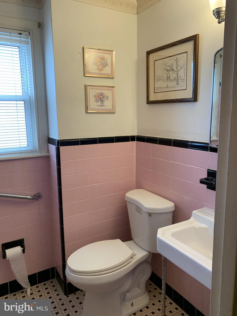 123 Beechwood Road Brookhaven, PA 19015 - Photo 10 of 15 Main Bathroom