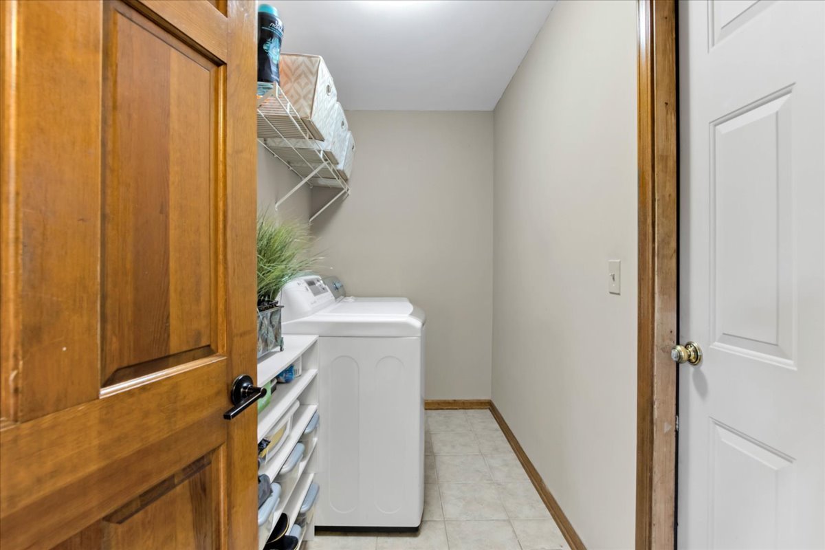 76 Red Fox Run Montgomery, IL 60538 - Photo 14 of 28 a utility room with dryer and washer