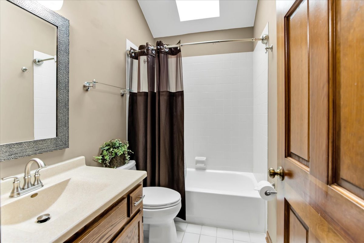 76 Red Fox Run Montgomery, IL 60538 - Photo 20 of 28 a bathroom with a sink toilet and shower