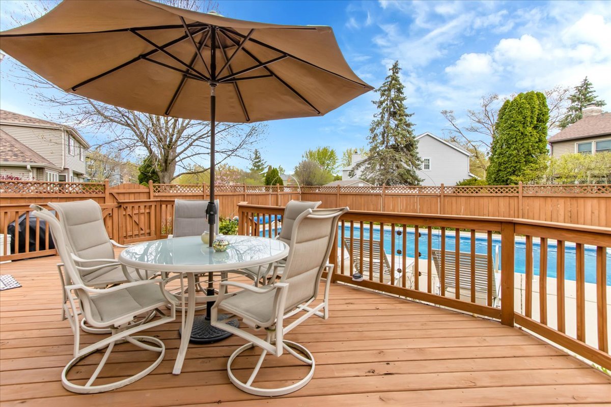 76 Red Fox Run Montgomery, IL 60538 - Photo 27 of 28 a view of a chairs and table in the patio