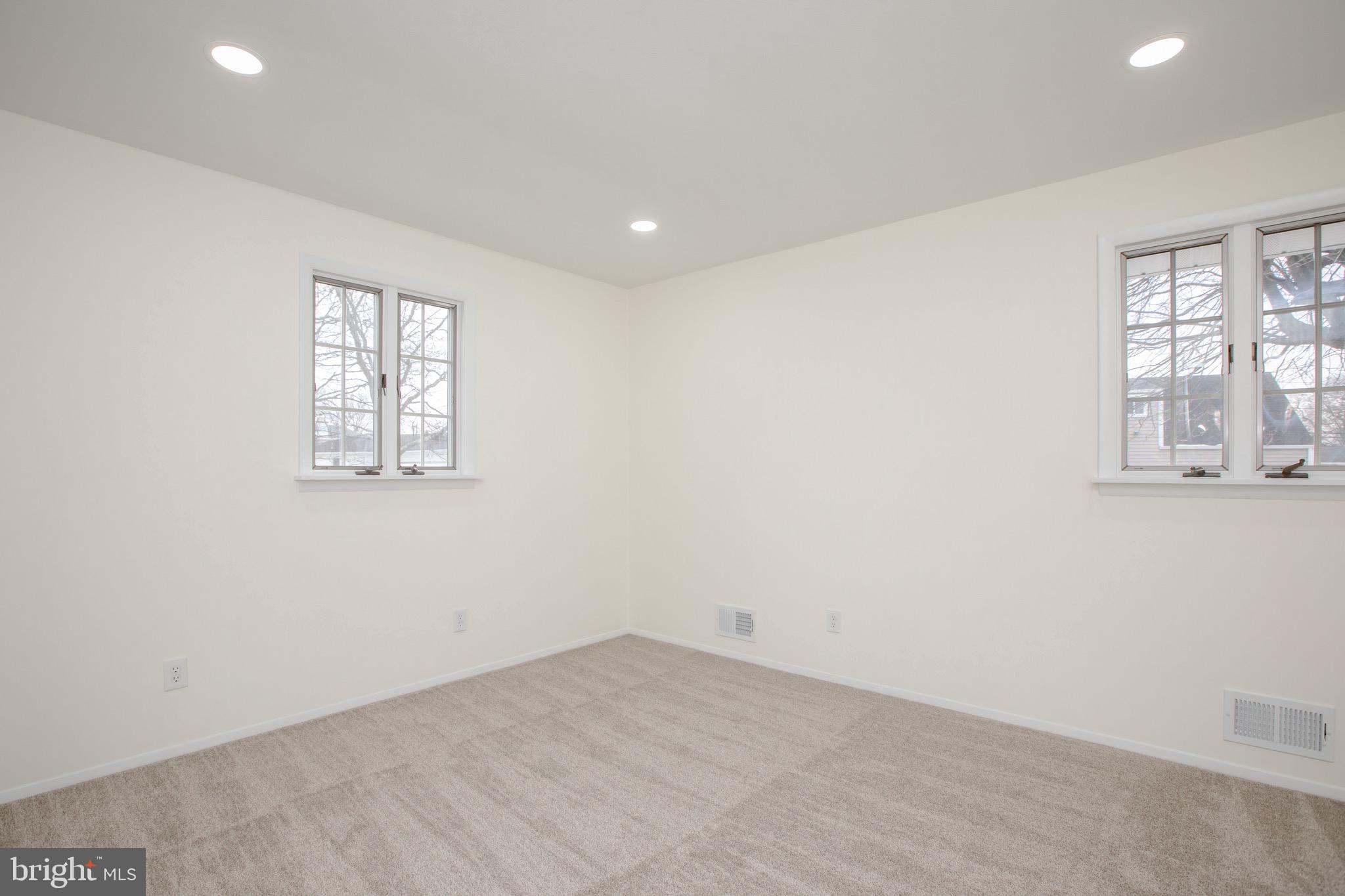 21 Rolling Lane Hamilton, NJ 08690 - Photo 26 of 40 an empty room with windows